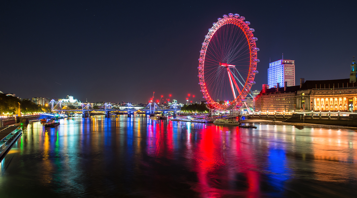 Vue nocturne sur le London Eye illuminé